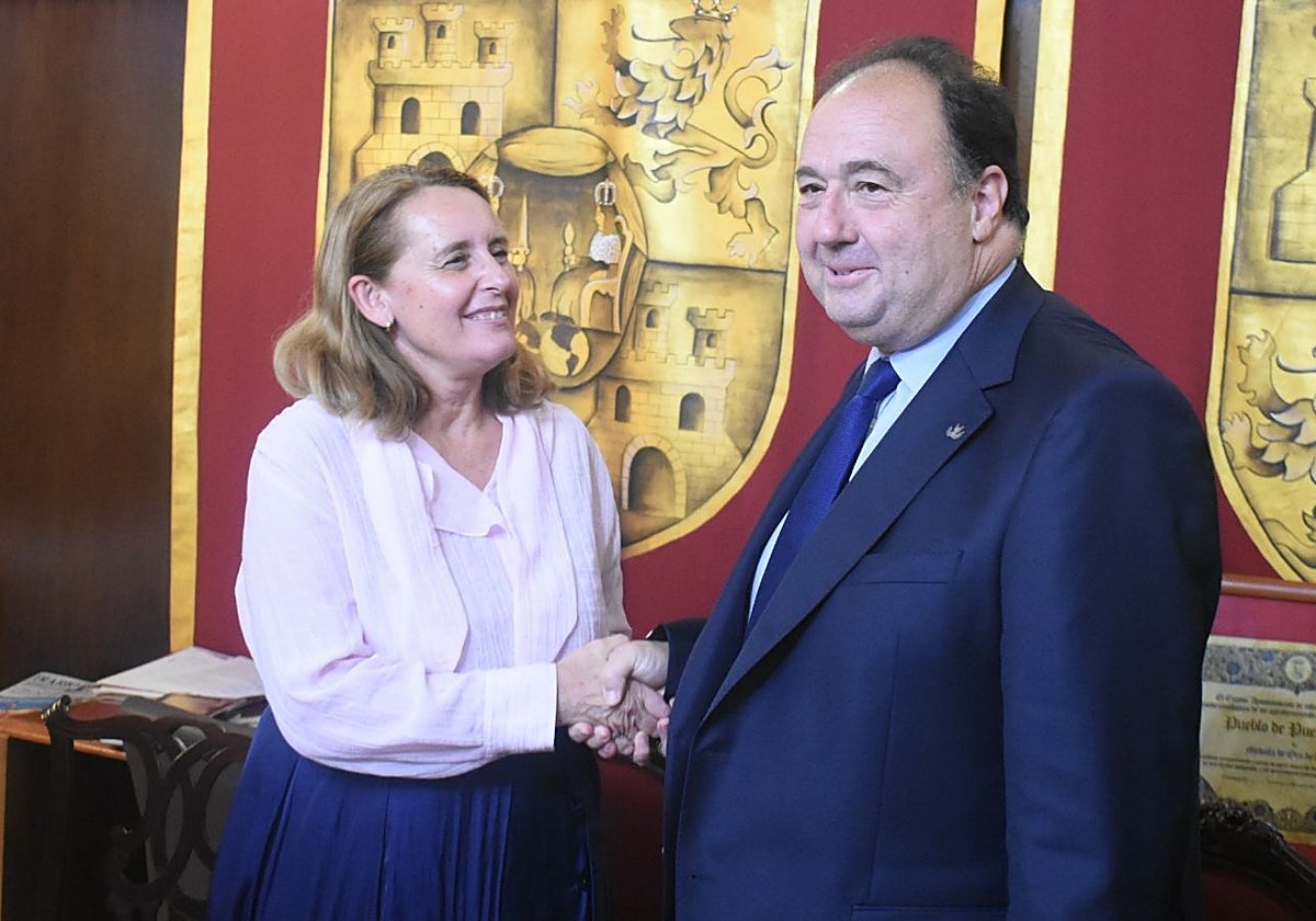 La alcaldesa de Puerto Real y el rector de la UCA han firmado el convenio