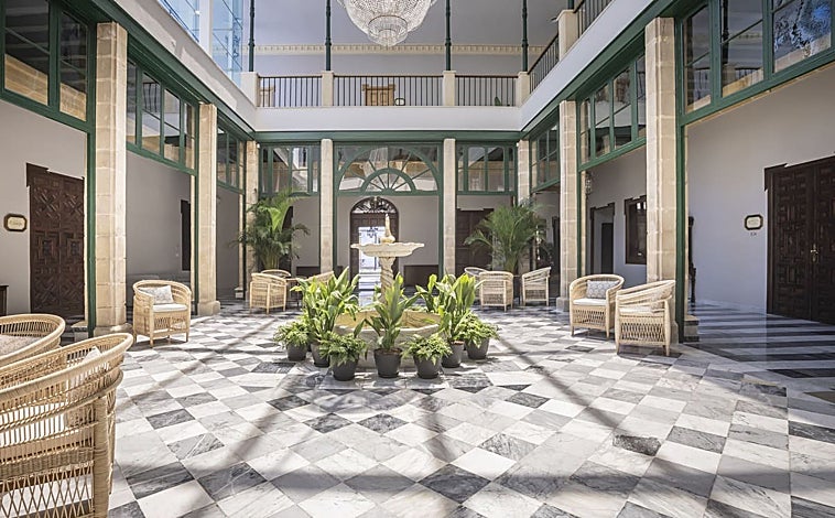 Imagen principal - Así es el increíble hotel de cinco estrellas que acaba de abrir en la costa de Cádiz: se encuentra en un palacio del siglo XVIII