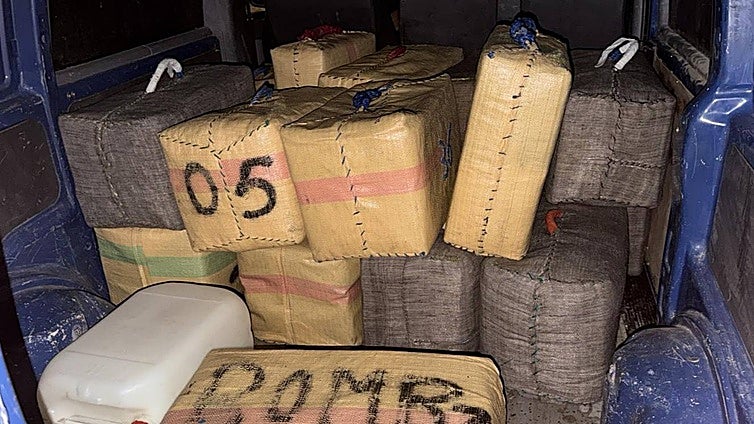 Noche frenética en la costa de Cádiz en la lucha contra el narcotráfico: petaqueras, narcolanchas y cuatro detenidos