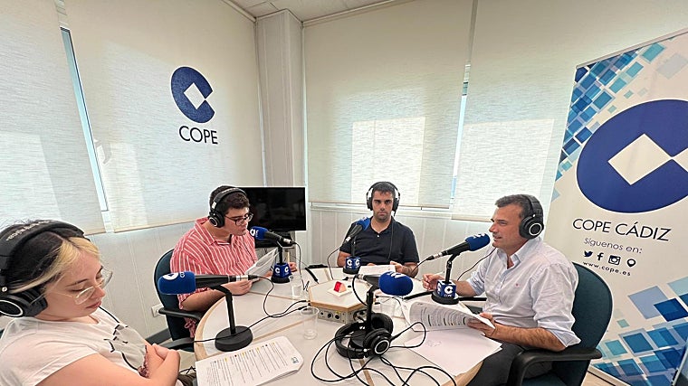 Bruno García con los miembros de Autismo Cádiz