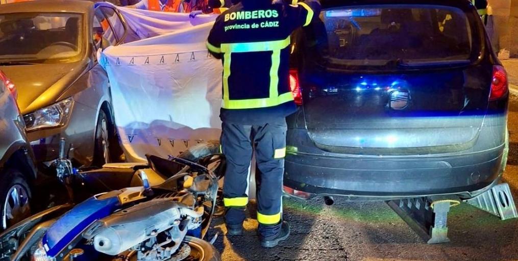 Tragedia en Cádiz: muere un motorista y los ocupantes del coche se dan a la fuga tras un accidente en García de Sola