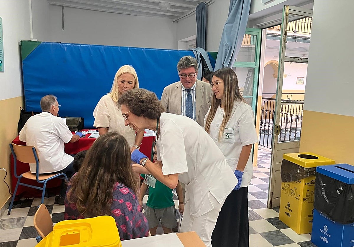 Eva Pajares y José Ángel Aparicio en un colegio en Cádiz dentro de la campaña de vacunación antigripal
