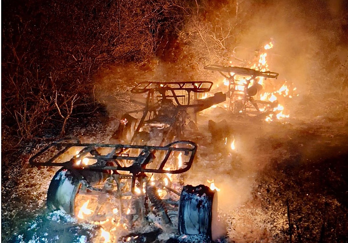 Los dos vehículos quedaron completamente calcinados