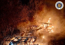 Arden dos quads y pasto en un incendio nocturno en Conil
