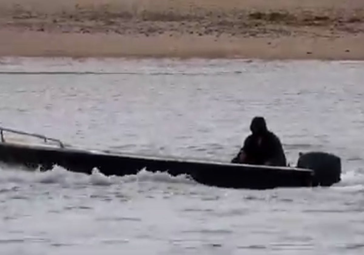 Un petaquero por los esteros de Sancti Petri.