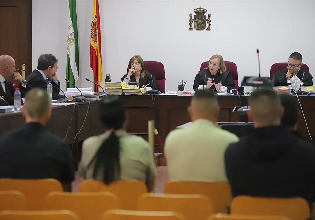 Los acusados y el tribunal del juicio por el hundimiento del pesquero Rúa Mar en una de las sesiones celebradas en Algeciras.
