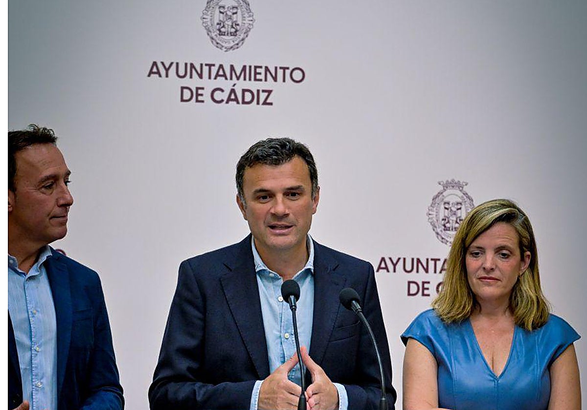 Bruno García junto a los concejales Maite Gónzalez y José Manuel Cossi.