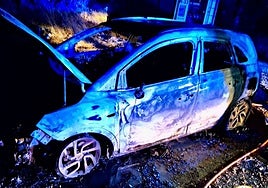 Un incendio deja un coche calcinado en Chiclana y el fuego se extiende a una zona de vegetación