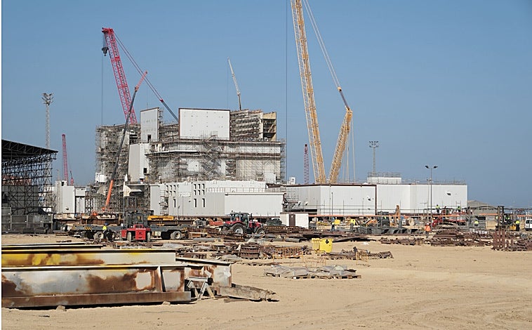 Imagen principal - En la imagen superior, aspecto que presenta el patio de la factoría. En las dos inferiores, actuación sobre unos terrenos anexos a la factoría que servirán para almacenar suministros