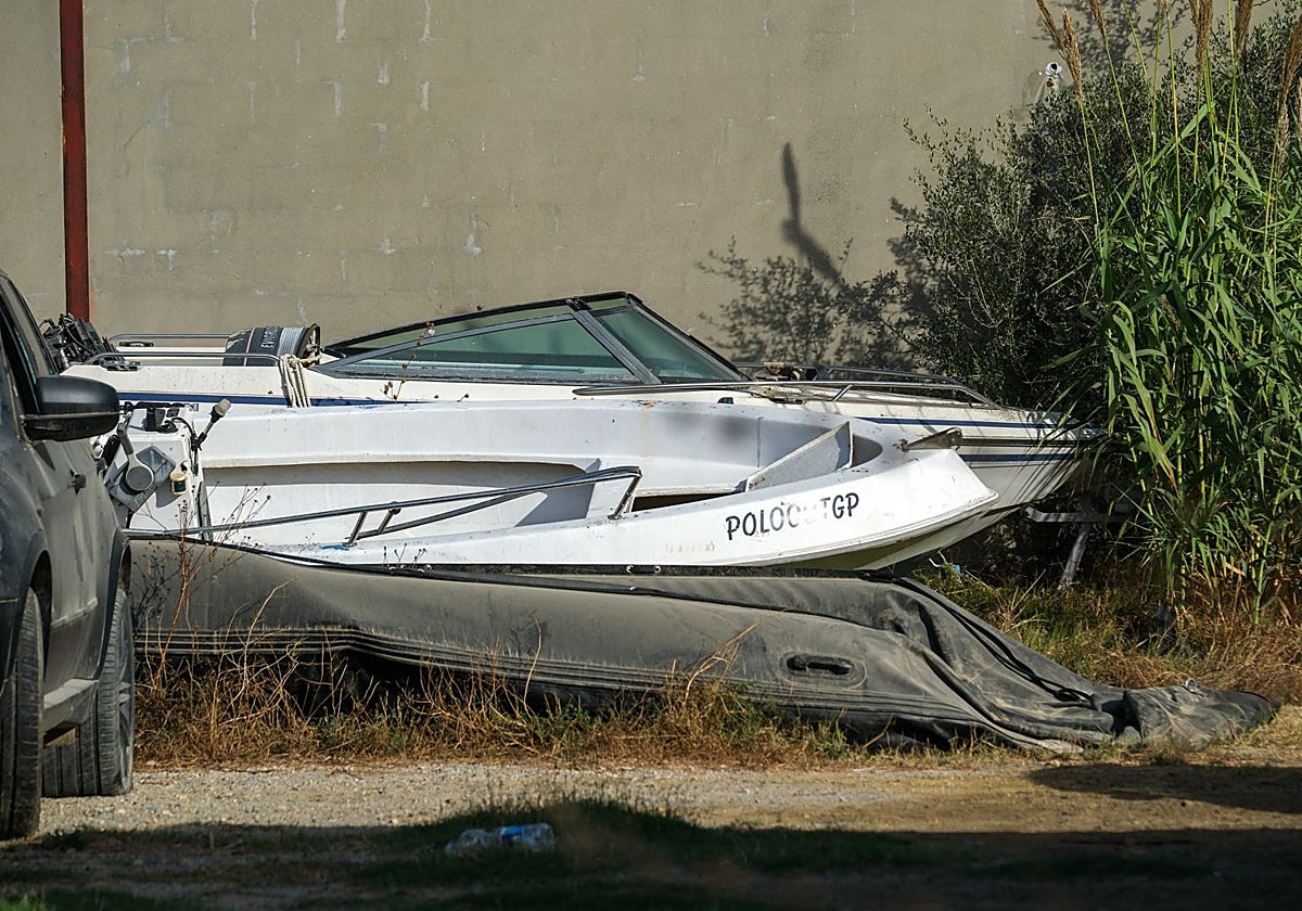 Imagen del depósito donde se ha robado la gasolina y la embarcación.