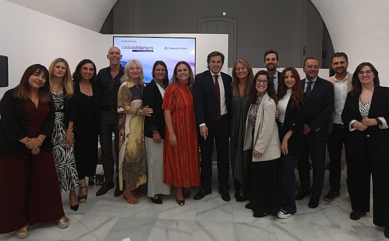 Imagen principal - Varios momentos de la gala Cádiz Solidaria