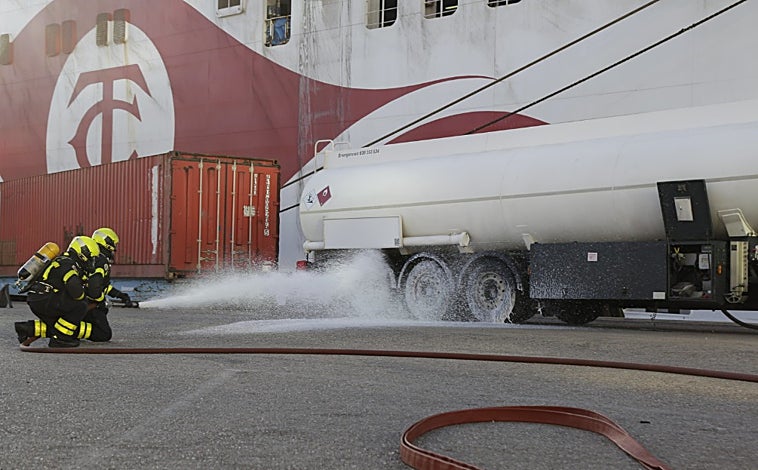 Imagen principal - El puerto de Cádiz pone a prueba su capacidad de respuesta ante emergencias