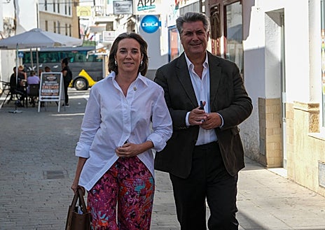 Imagen secundaria 1 - Cuca Gamarra durante su visita a Barbate