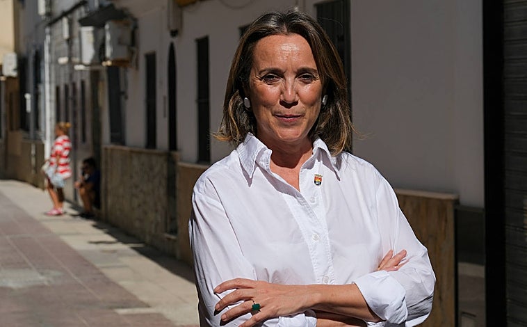 Imagen principal - Cuca Gamarra durante su visita a Barbate