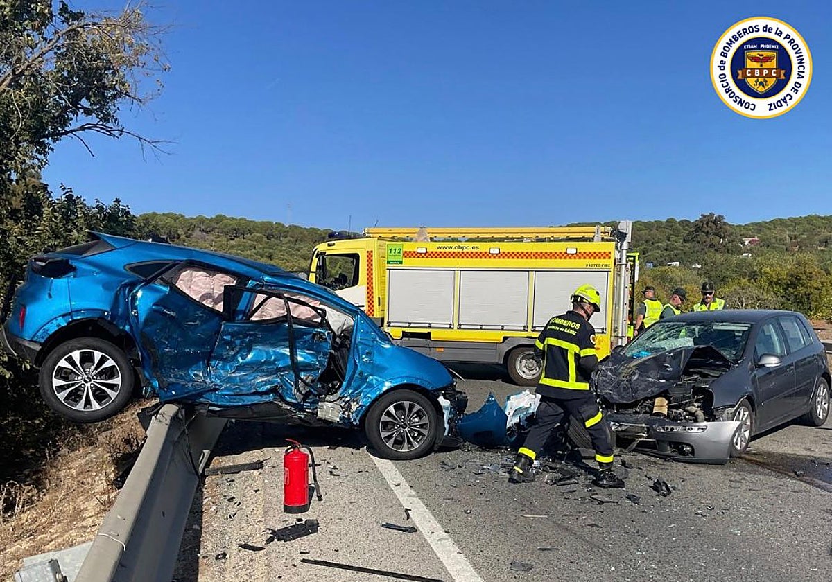 Un menor, entre los heridos en un aparatoso accidente de tráfico en una de las carreteras más temidas de Cádiz