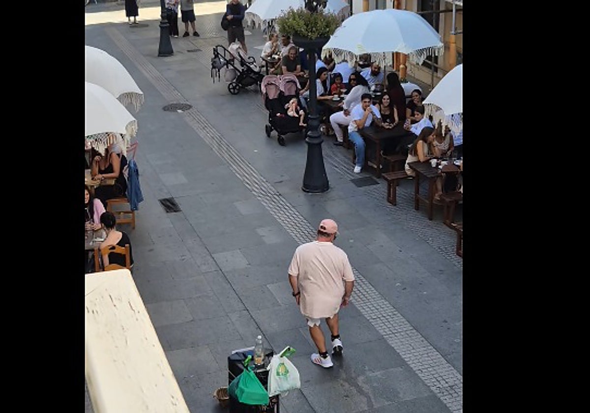 Vídeo: La sorprendente reacción de un camarero ante el «artista improvisado» que bailaba en la calle Nueva de Cádiz