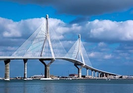 Herido un motorista al caer intentando esquivar un turismo en el Segundo Puente de Cádiz