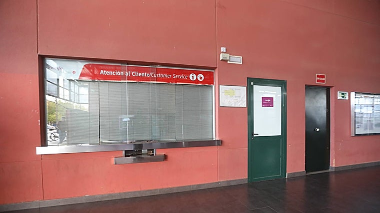 La oficina de atención al cliente y los aseos están siempre cerrados en la estación de Puerto Real