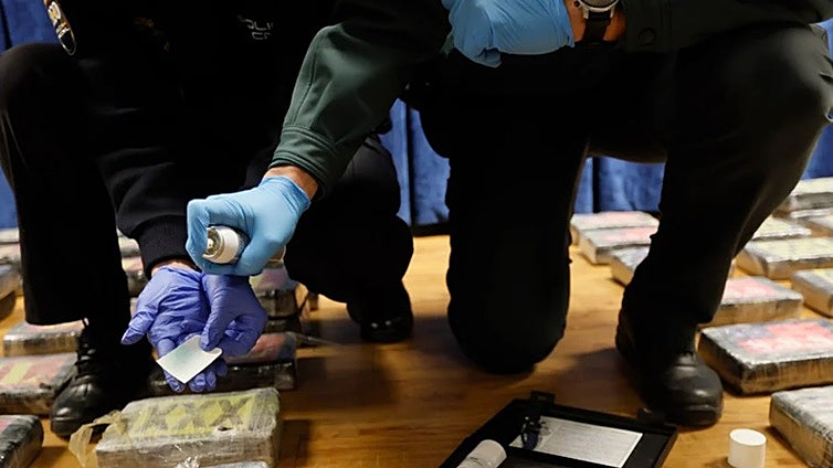 Dos golpes de récord contra los narcos en Cádiz: pillados un camión con 15 toneladas de hachís y una banda con armas israelíes y cocaína en el río