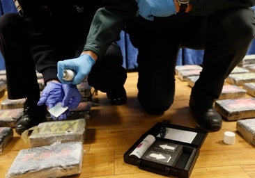 Dos golpes de récord contra los narcos en Cádiz: pillados un camión con 15 toneladas de hachís y una banda con armas israelíes y cocaína en el río