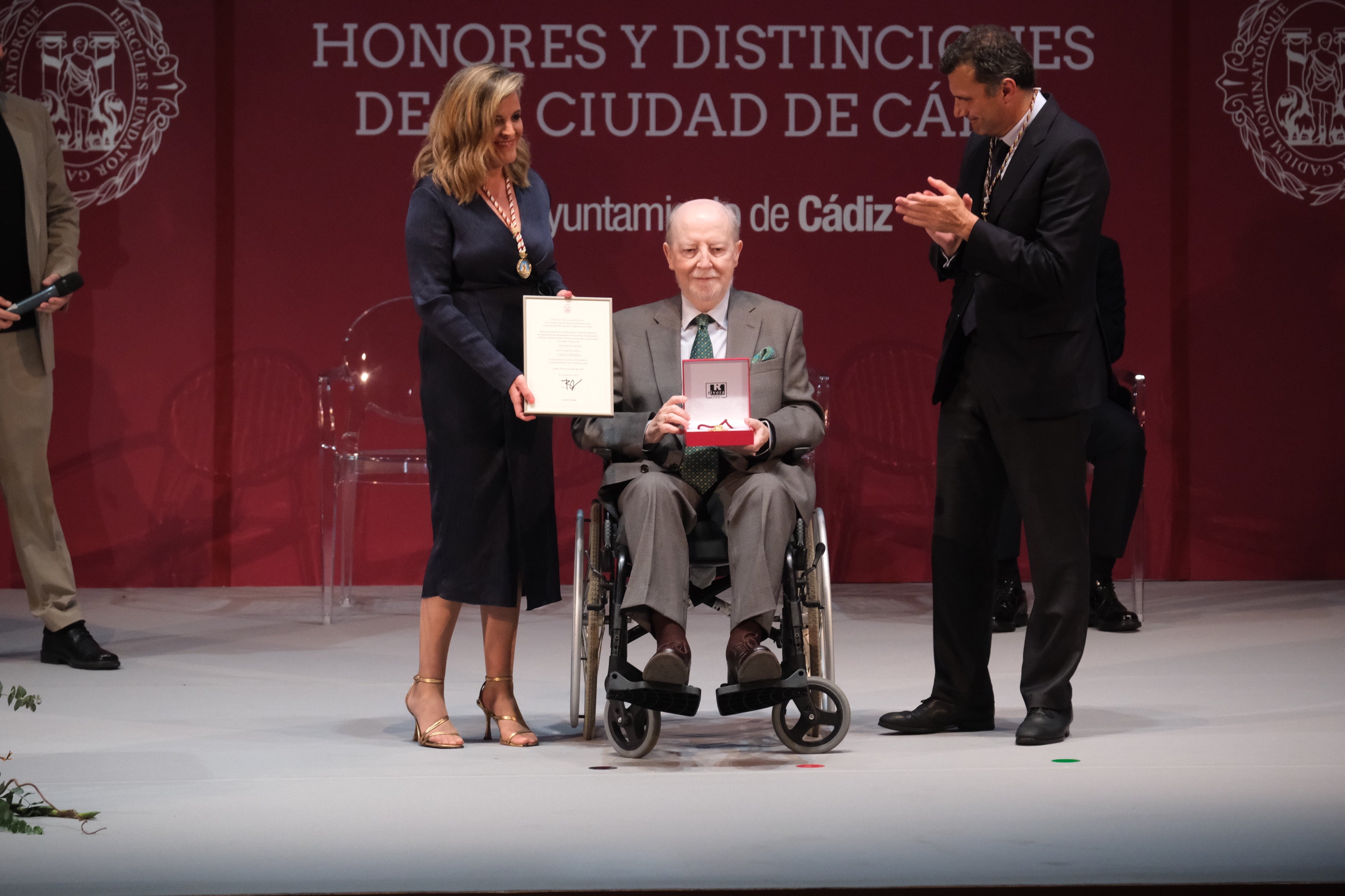 Fotos: La emoción marca la gala de entrega de Honores y Distinciones de Cádiz 2025