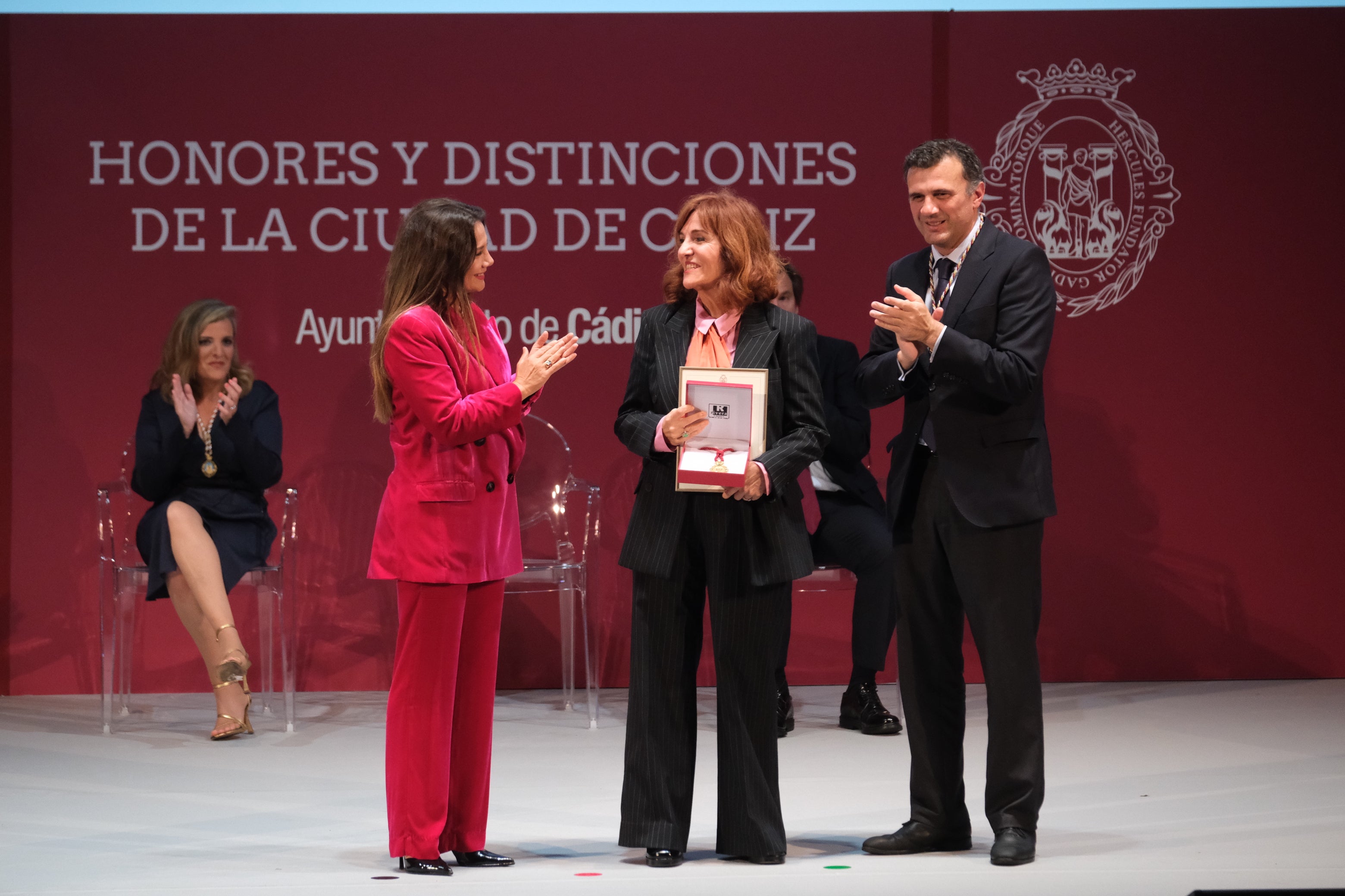 Fotos: La emoción marca la gala de entrega de Honores y Distinciones de Cádiz 2025