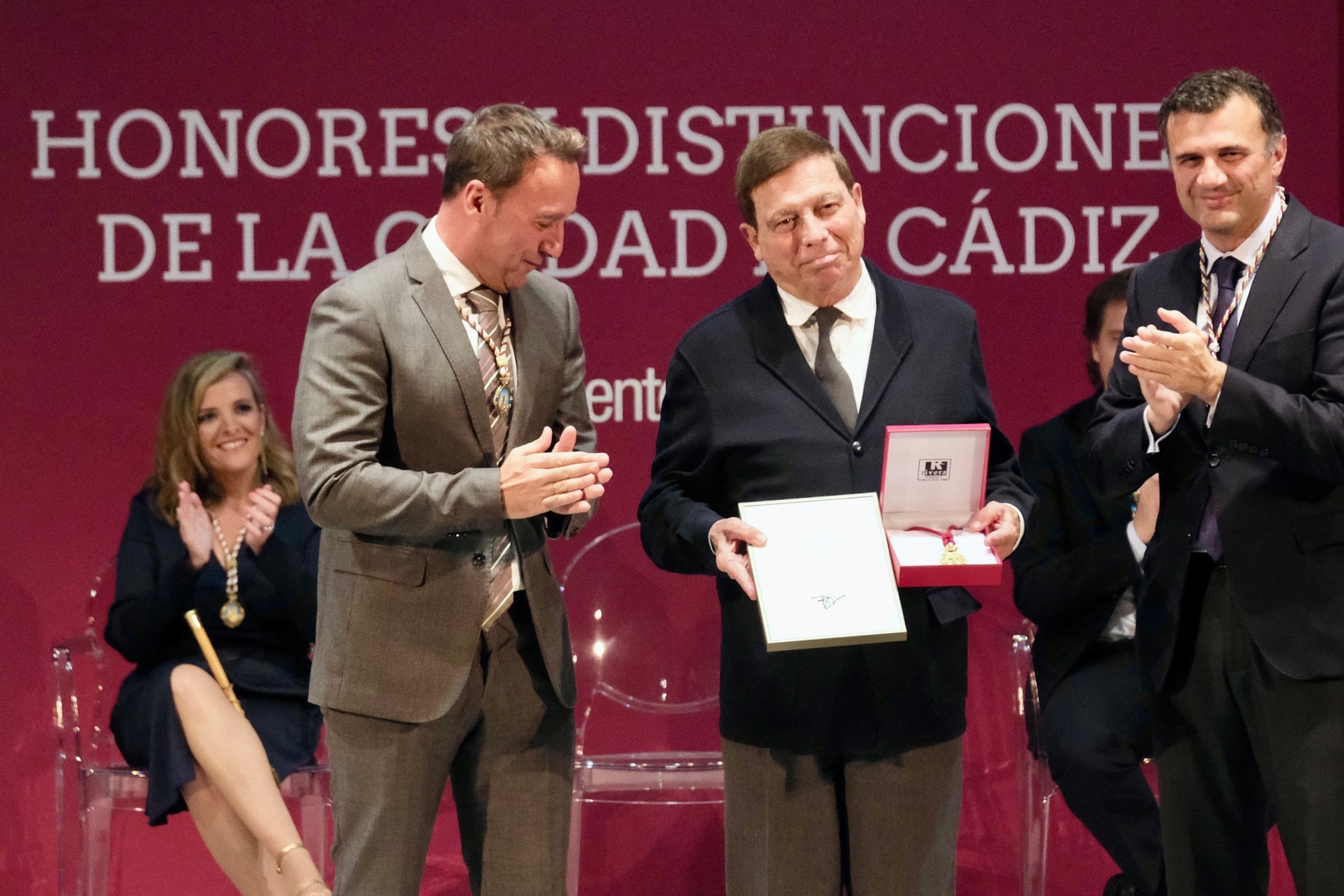 Fotos: La emoción marca la gala de entrega de Honores y Distinciones de Cádiz 2025