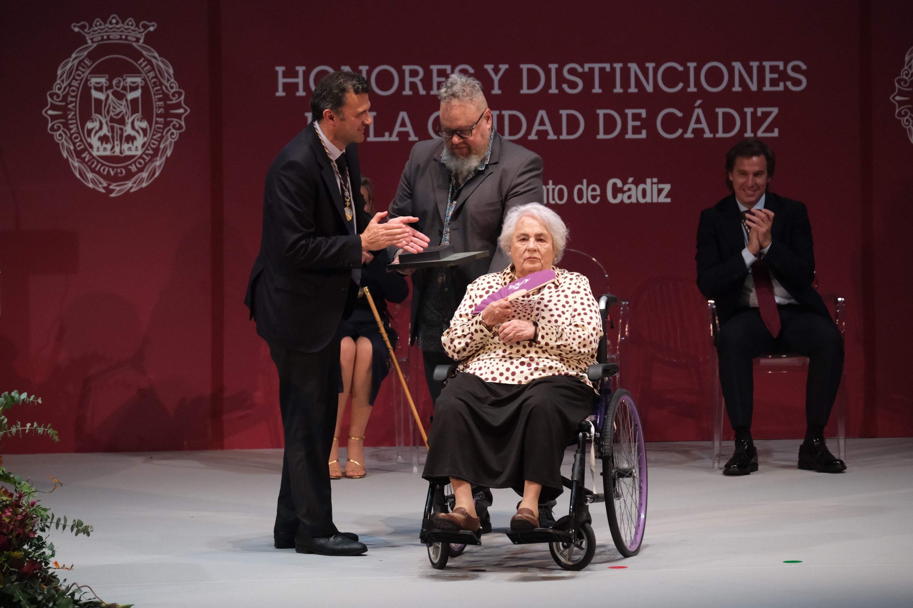 Fotos: La emoción marca la gala de entrega de Honores y Distinciones de Cádiz 2025