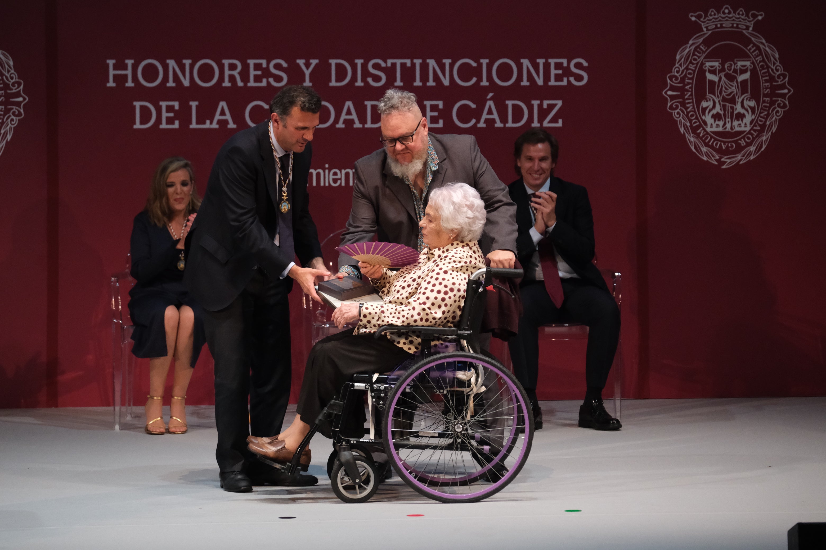 Fotos: La emoción marca la gala de entrega de Honores y Distinciones de Cádiz 2025
