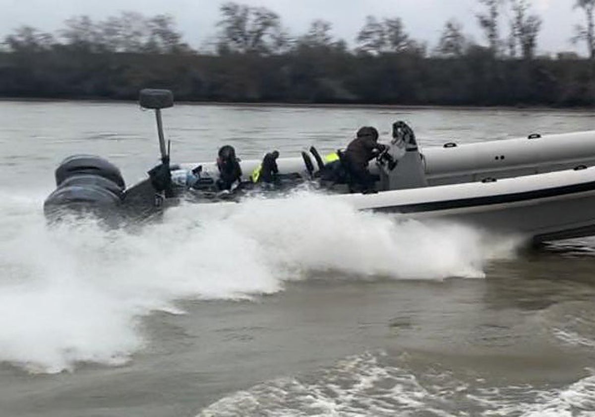Persecución en el Guadalquivir: Huyen por tierra y abandonan una narcolancha de cuatro motores al verse acorralados por la Guardia Civil