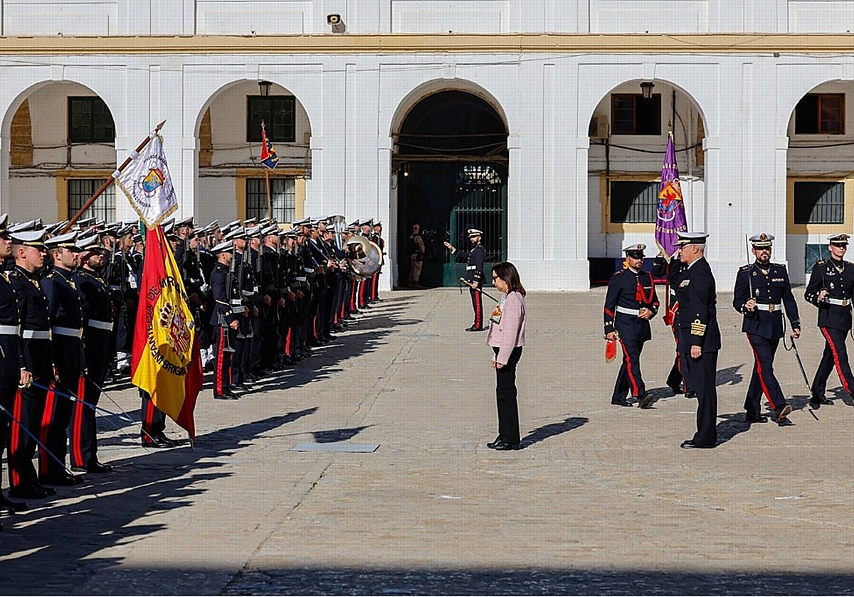 La ministra en el acto celebrado en el acuartelamiento del TEAR