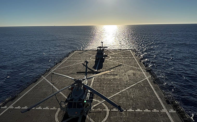 Imagen principal - El buque 'Galicia' regresa a casa por el Golfo de Cádiz.