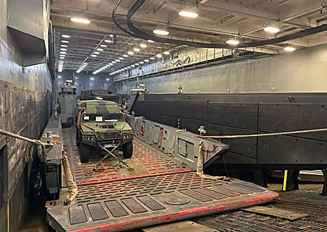 Imagen secundaria 1 - El buque 'Galicia' regresa a casa por el Golfo de Cádiz.
