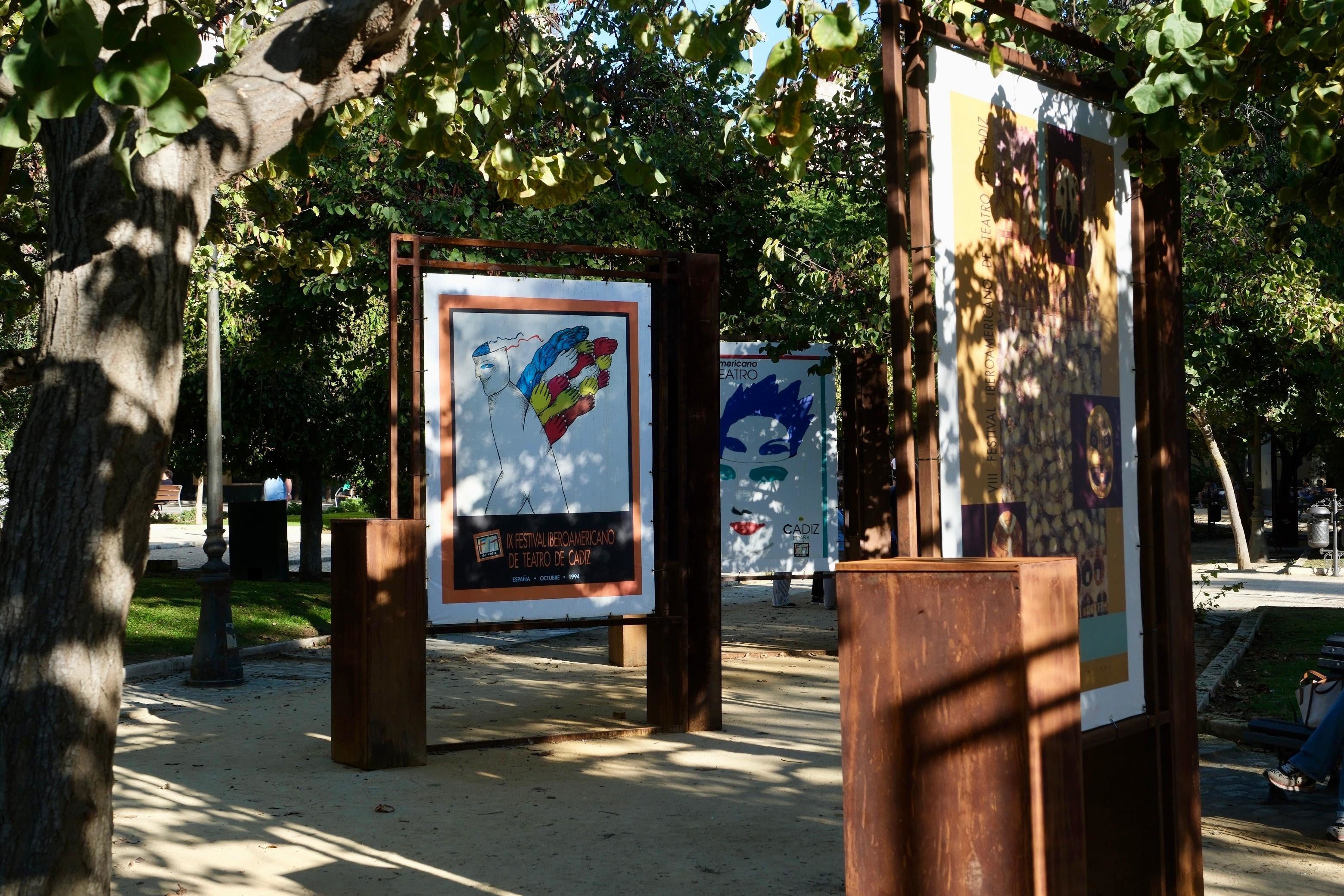 “40 años del FIT de Cádiz”: la exposición que recorre la memoria del festival en la Plaza de España