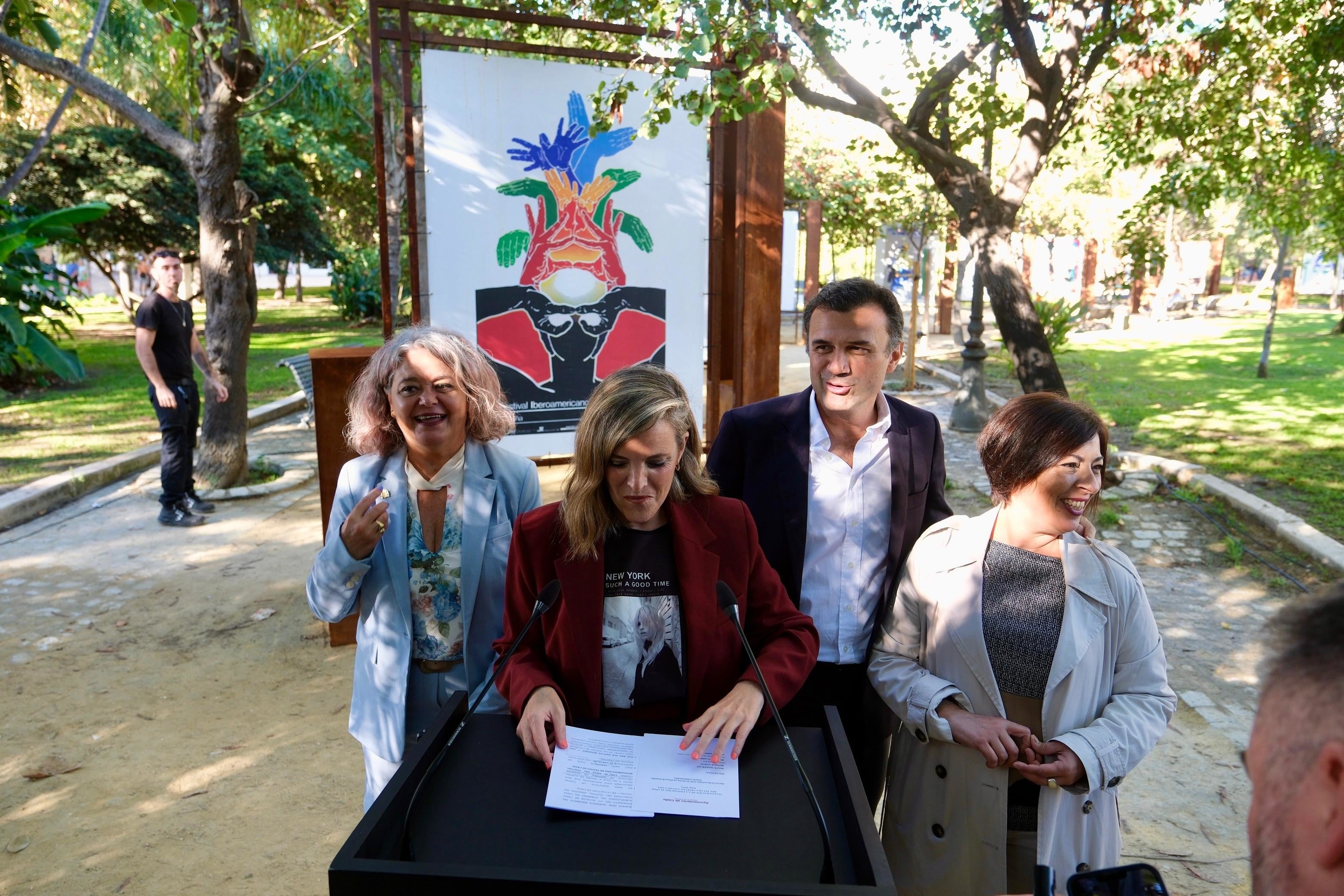 “40 años del FIT de Cádiz”: la exposición que recorre la memoria del festival en la Plaza de España