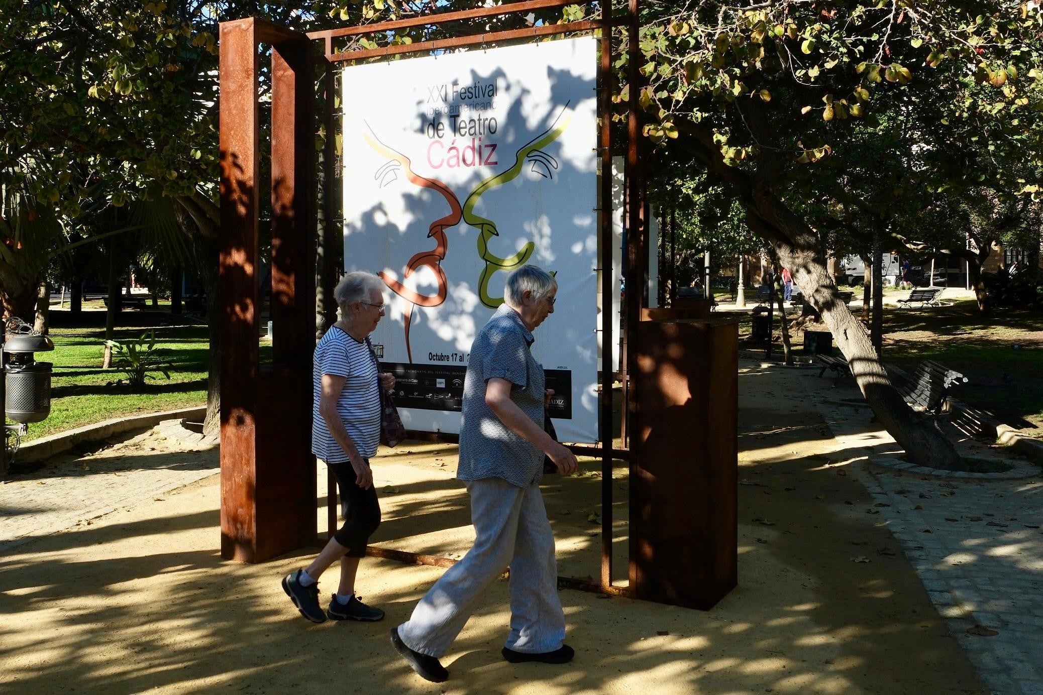 “40 años del FIT de Cádiz”: la exposición que recorre la memoria del festival en la Plaza de España