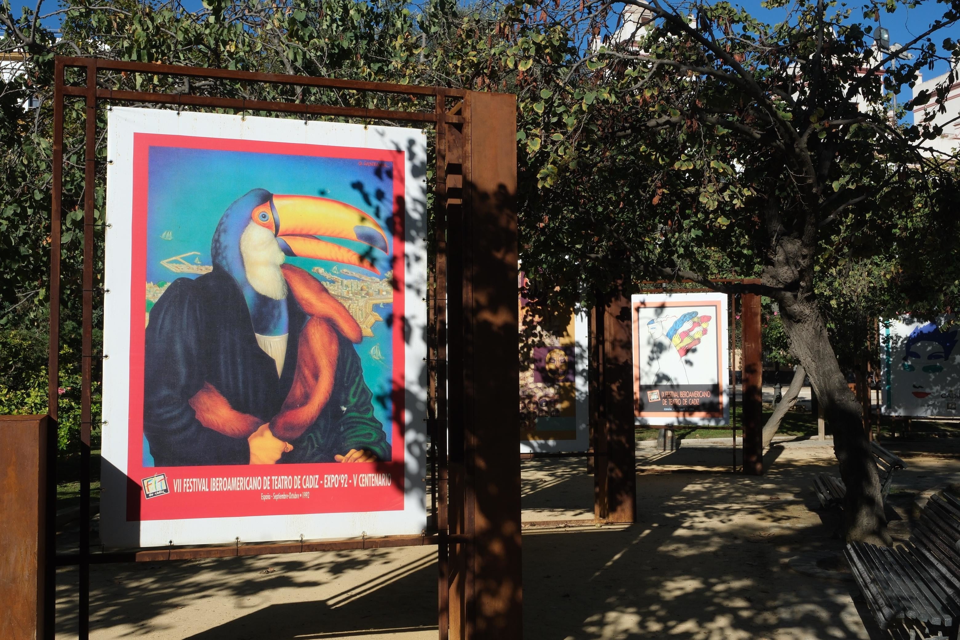 “40 años del FIT de Cádiz”: la exposición que recorre la memoria del festival en la Plaza de España