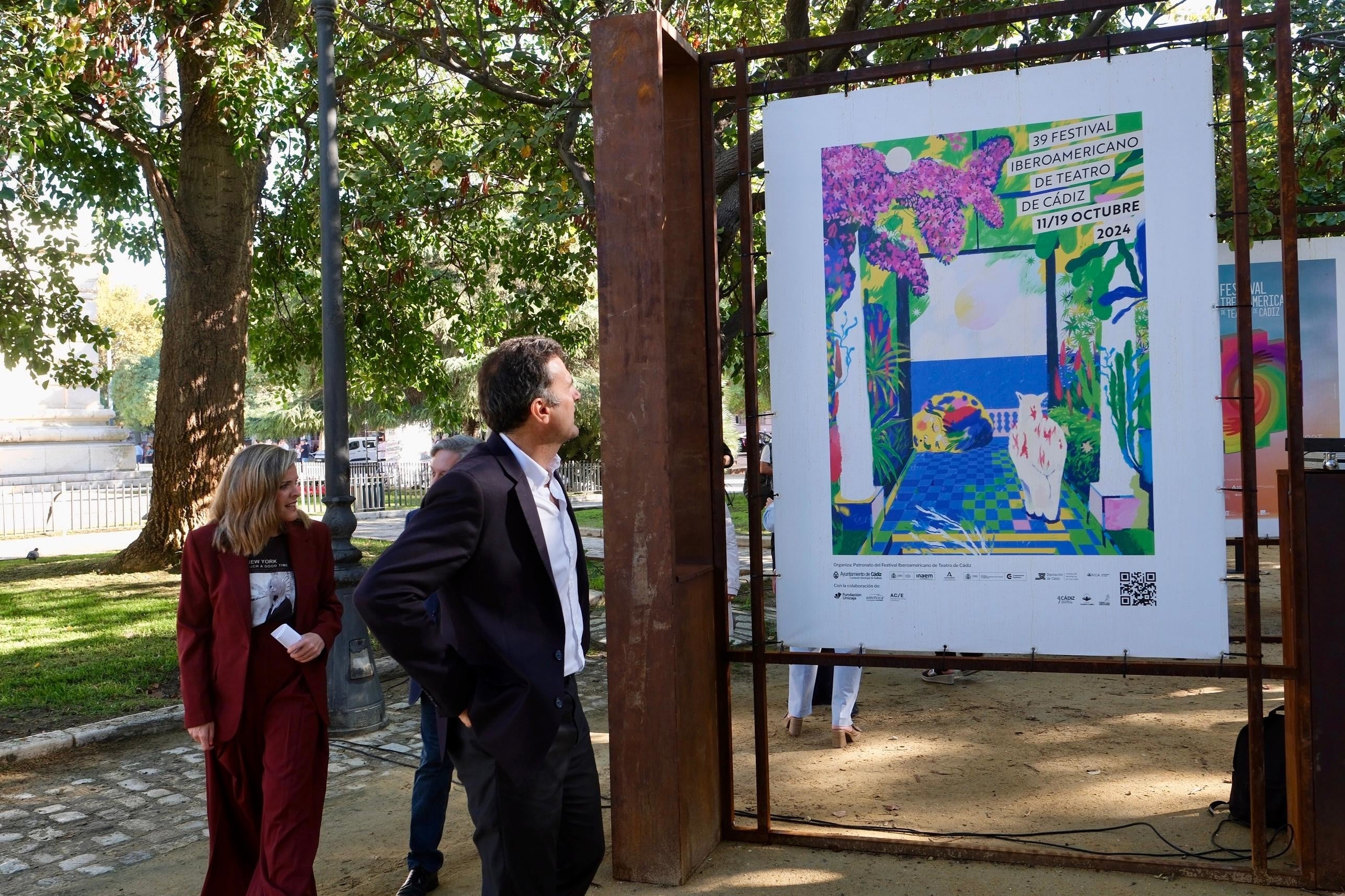 “40 años del FIT de Cádiz”: la exposición que recorre la memoria del festival en la Plaza de España
