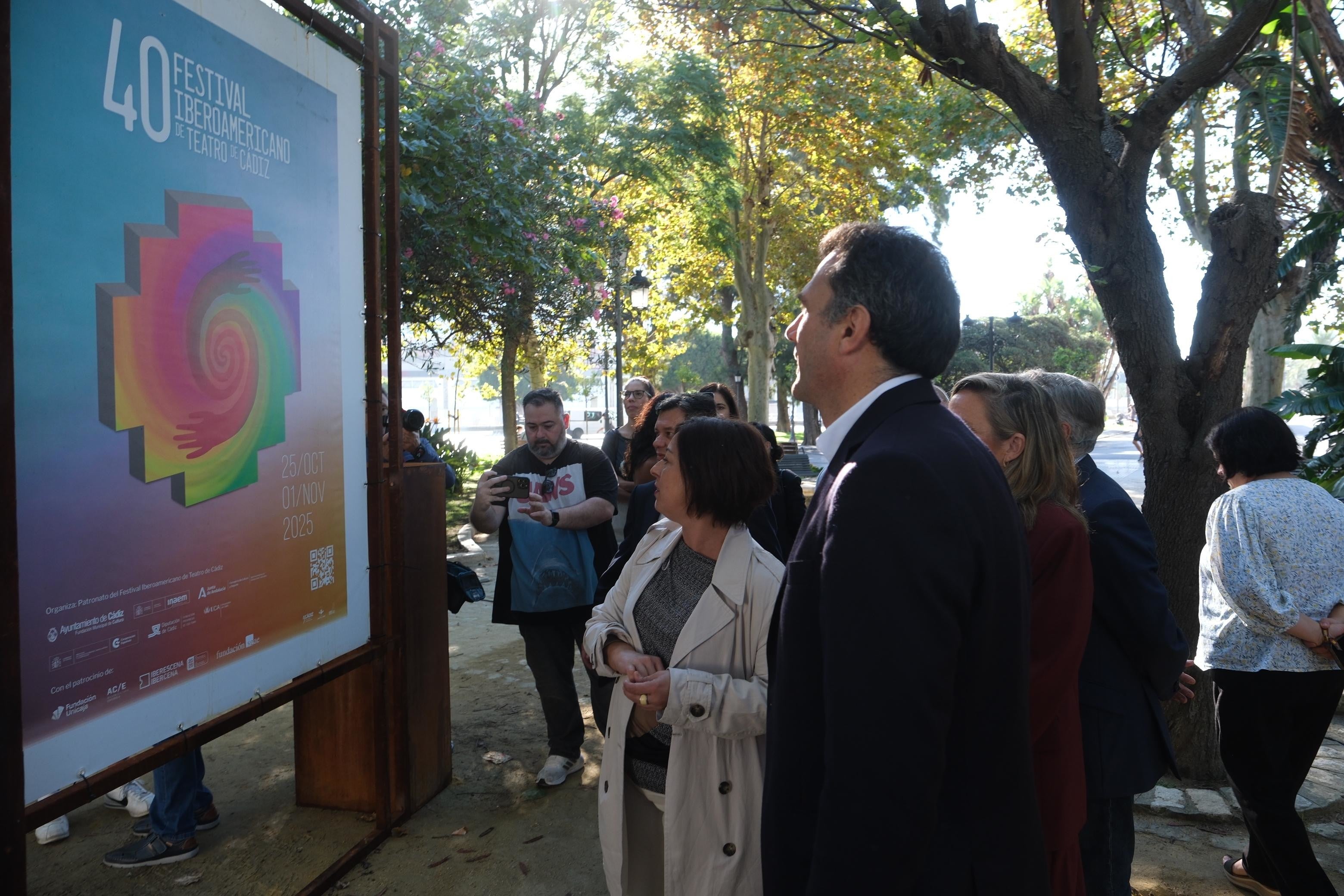 “40 años del FIT de Cádiz”: la exposición que recorre la memoria del festival en la Plaza de España