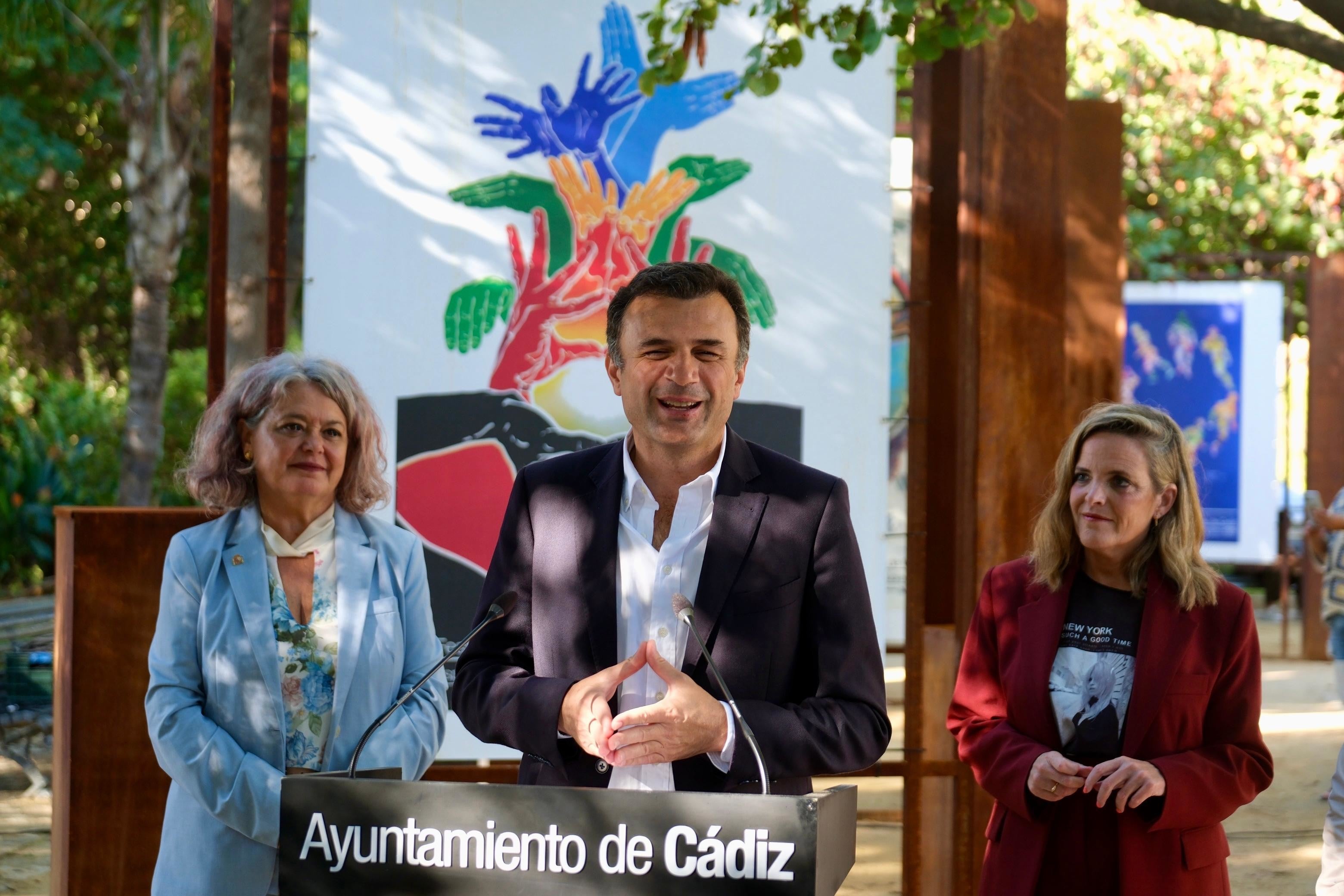 “40 años del FIT de Cádiz”: la exposición que recorre la memoria del festival en la Plaza de España