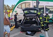 Efectivos de bomberos trabajando tras la colisión de un turismo contra el Trambahía en Chiclana