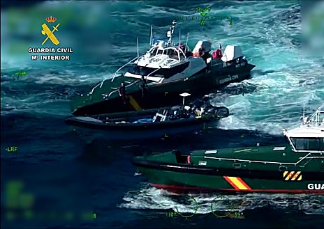Imagen secundaria 1 - Persecución en el mar y cuatro detenidos: abortado un alijo de 1.700 kilos de hachís en Chipiona