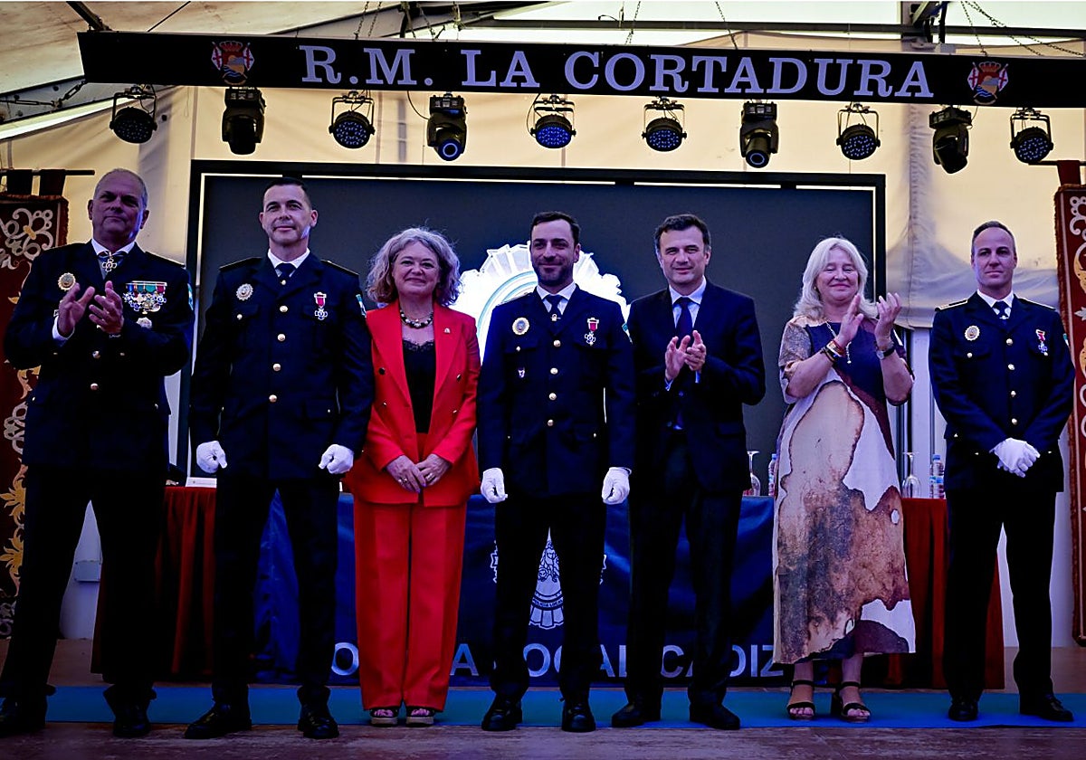 Autoridades y miembros de la Policía Local durante el acto