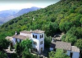 Se vende complejo rural en la Sierra de Cádiz con 12 alojamientos, piscina y vistas espectaculares por dos millones de euros