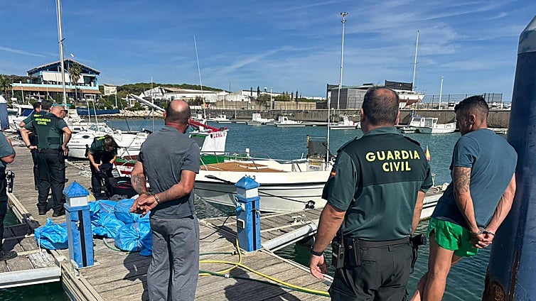 La Guardia Civil frustra dos alijos de hachís en Barbate en menos de 24 horas