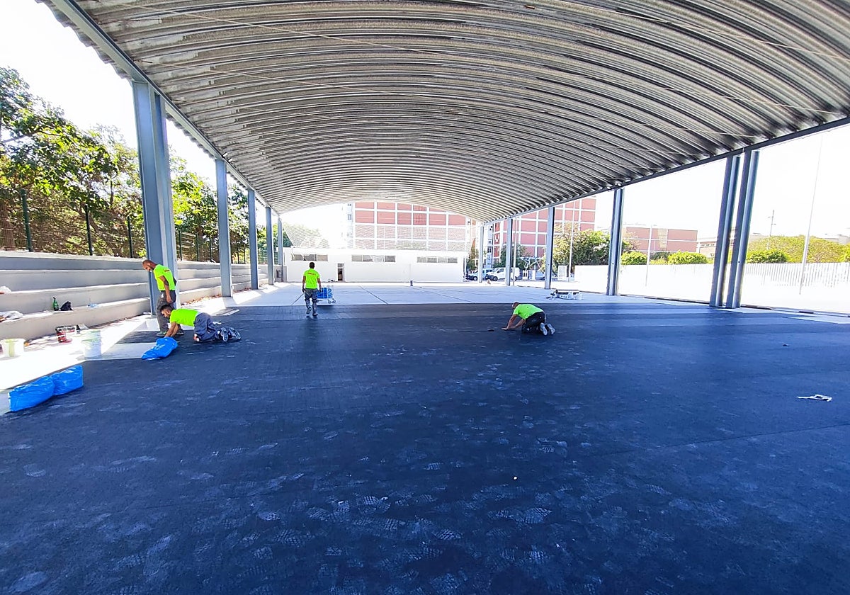 Las obras de reforma de los vestuarios y las pistas deportivas del barrio de Loreto entran en su recta final