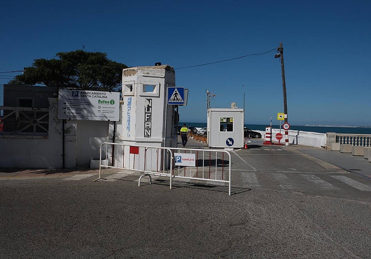 Aparcamiento completo en el parking del Campo de las Balas