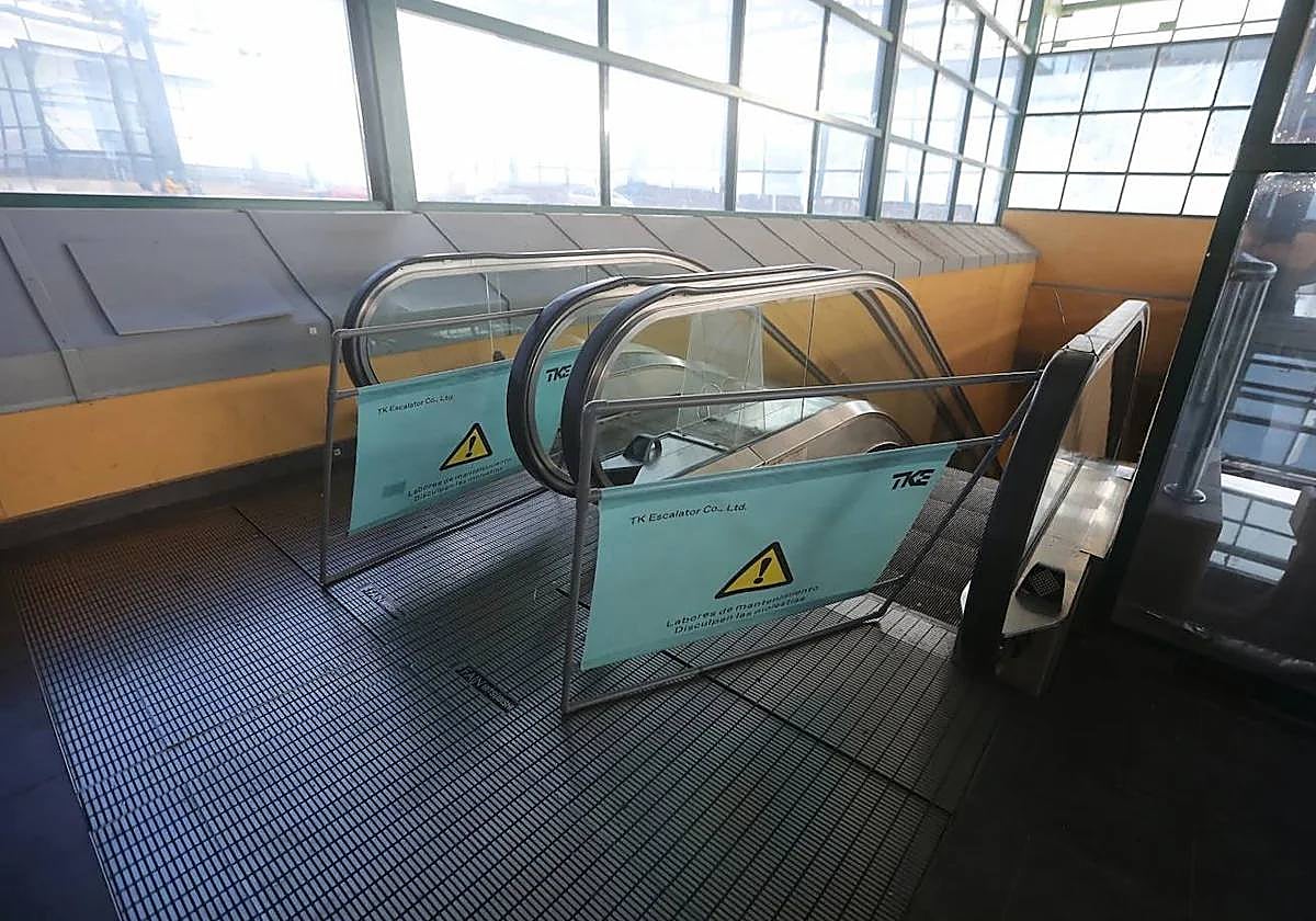 Escaleras mecánicas estropeadas en la estación de tren de Puerto Real