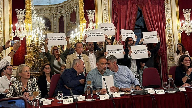 Protestas del alcalde de Vejer y sus concejales en el pleno de octubre