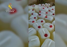 Detenidos con casi 140 petacas de gasolina en una furgoneta entre Chiclana y El Puerto